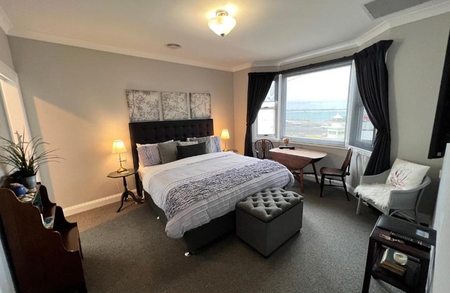 Number 10 -King bed with breakfast