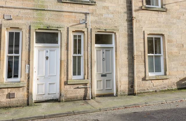 NUMBER EIGHT, romantic, character holiday cottage in Jedburgh