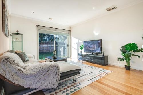 Nunawading Beautiful 3br Housedeckingcourtyard