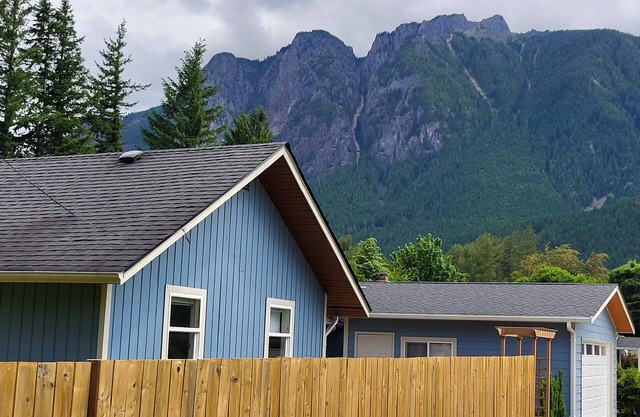 NW mountain/city retreat, w/year round recreation