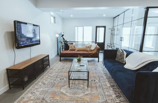 NYC Loft Inspired 12 mins to WEM Vintage arcade
