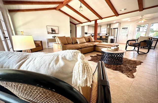 NYE Winter Ranch Escape, Workers Welcome, sleeps 16, Wifi, fishing, BBQ
