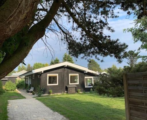 Nyistandsat sommerhus i Hornbæk,tæt på vand og by