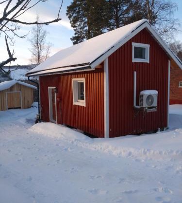 Nyrenoverad charmig gäststuga med sovloft i Järpen