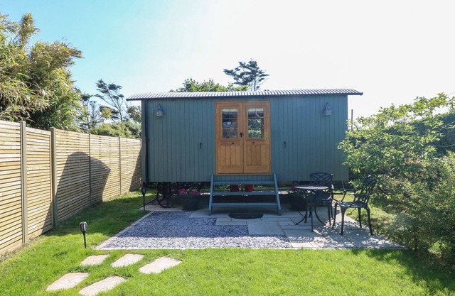 NYTH BACH, pet friendly, country holiday cottage in Rhosneigr