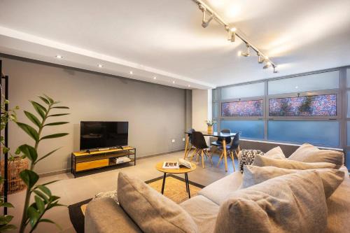 O&O Group - Gazi Metro APT Urban Balcony Oasis