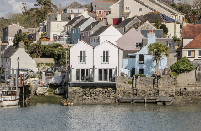 OAK COTTAGE, pet friendly, character holiday cottage in Hooe