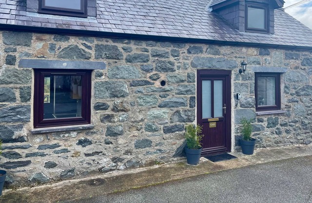 OAK COTTAGE, romantic, character holiday cottage in Conwy