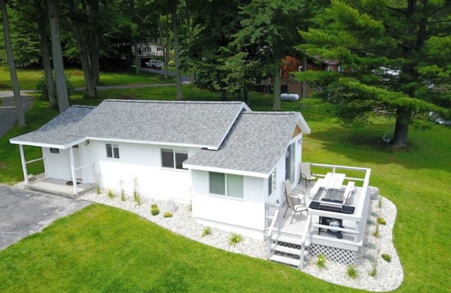 OAK - Grace Landing Cottages With Stunning Sunsets Over Hamlin Lake