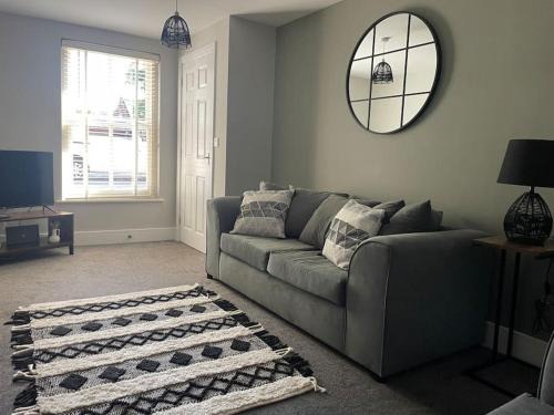 Oak House - 3 Bedroom Townhouse with free parking in the town centre by ShortStays4U