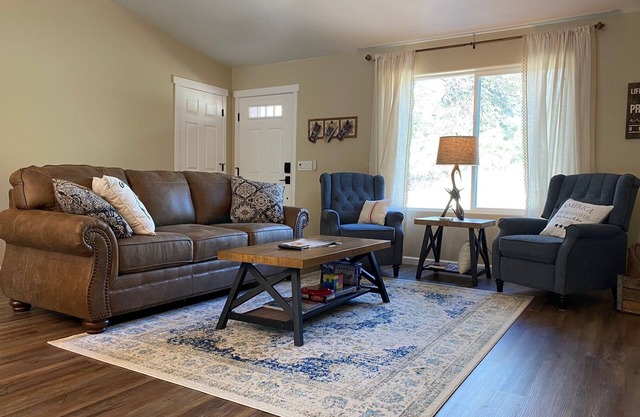 Oak Knoll Cottage - Minutes to Downtown, Ideal for Fishing & Hiking!