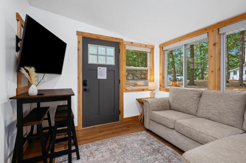 Oak Leaf Cottage on Arbutus Lake
