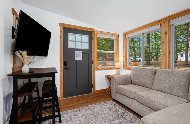 Oak Leaf Cottage on Arbutus Lake