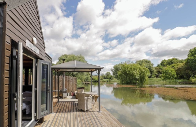 Oak Lodge At Bridge Lake Farm & Fishery