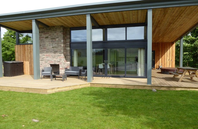 Oak Lodge (Auchendennan) - sleeps 4 guests in 2 bedrooms