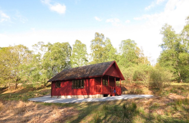 Oak Lodge Cosy Cabin With 2 Bedrooms. Open all year. 15 miles from Fort William