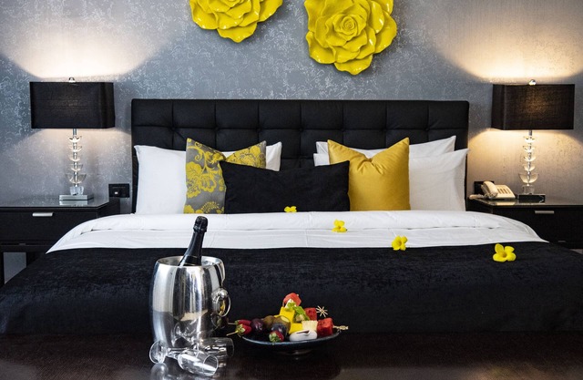 Oak Plaza Hotels - East Airport