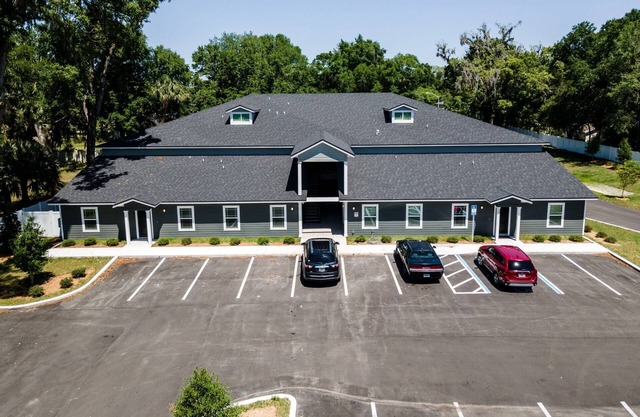 Oak Street Refuge #4 |Main Floor Apt |SMART TV |Small Dog Friendly |Walkable |Seasonal Town Pool
