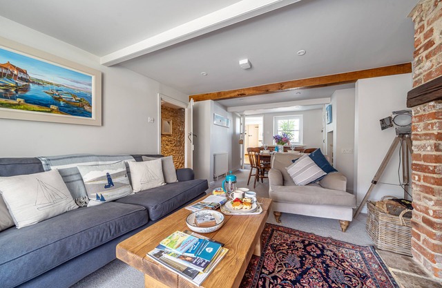 Oak Tree Cottage - sleeps 5 guests in 3 bedrooms