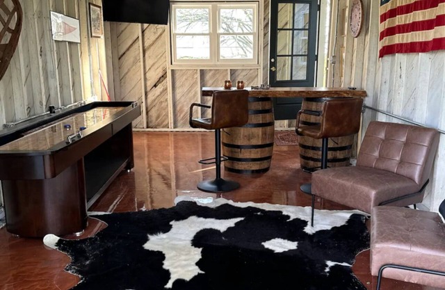 Oakdale Farms! Fun game room! Hillside views