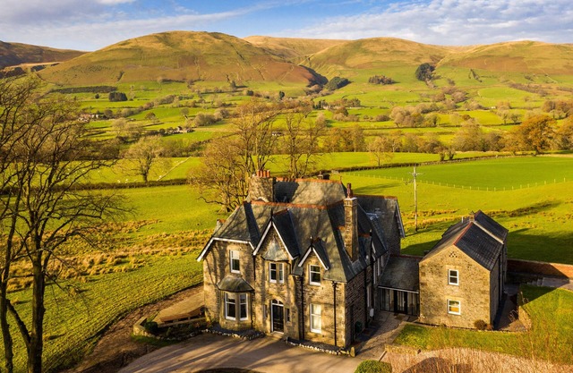 OAKDENE COUNTRY HOUSE, family friendly, with hot tub in Sedbergh