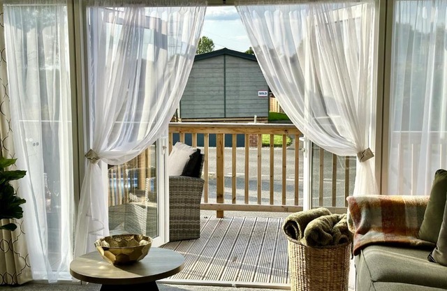 Oakland Lodge with Hot Tub and free parking