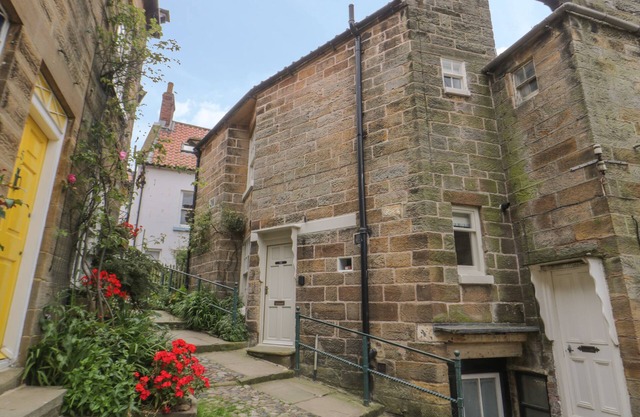 OAKRIDGE COTTAGE, pet friendly, with open fire in Robin Hood's Bay