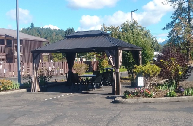 Oakridge Inn & Suites