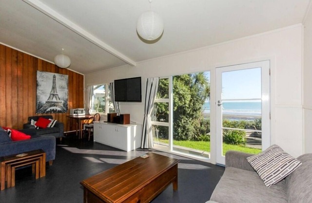 Oakura Beach Front - andquot; Relax Rest Enjoyandquot;