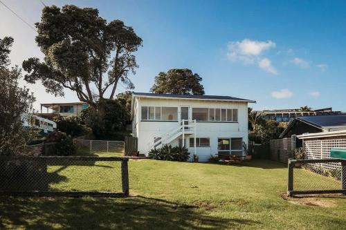 Oakura Circle - authentic Kiwi bach by the beach