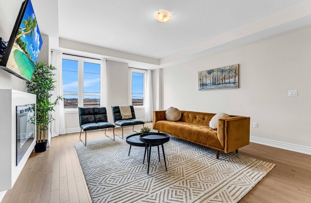 Oakville Oasis: Modern 4BR Townhouse with Chic Amenities!