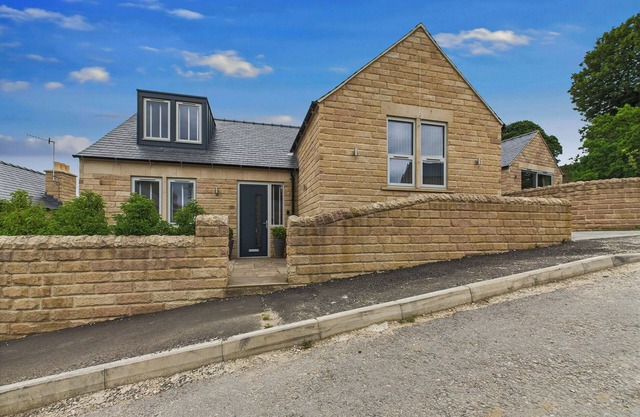 OAKWOOD LODGE, pet friendly, character holiday cottage in Tansley
