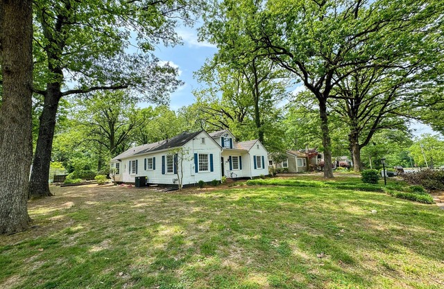 Oakwood Retreat:Charming Historic Home sleeps 8