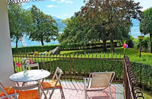 Oasi del Lago Garden Holiday Apartment on the Lake