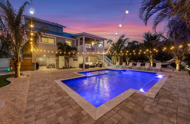 OASIS! 2min walk to Gulf,3 Kings/Twin Bunk,Salt Pool/Spa,Golf,6 Bikes,2 Hammocks
