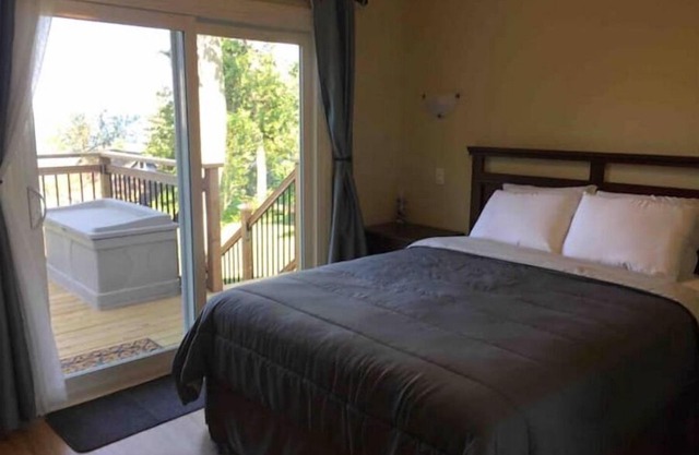 Oasis Beach Cottage-Waterfront-Wifi-AC-4Season-BBQ
