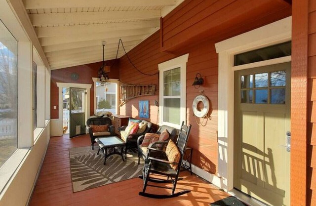 Oasis Cottage- Closest cottage to all amenities!