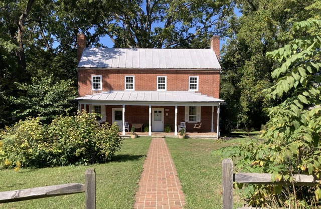Oasis in Blacksburg. Walk to VT. Artful decor, trails, huge yard w/ fire pit.