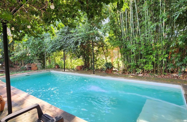 Oasis en la ciudad, en un esplendoroso verde, relax total para la familia