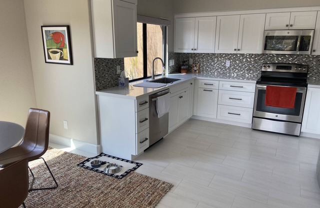 Oasis in the desert - beautiful neighborhood, newly rennovated, many amenities