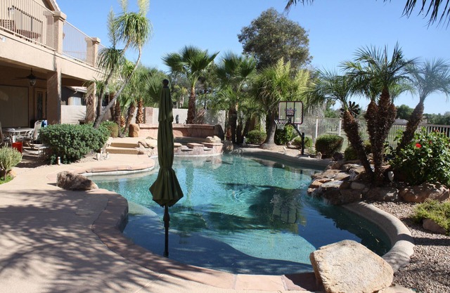 Oasis en el desierto! Piscina, jacuzzi, putting chipping green, bar al aire libre.