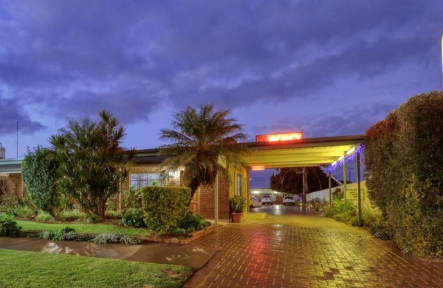 Oasis Motor Inn