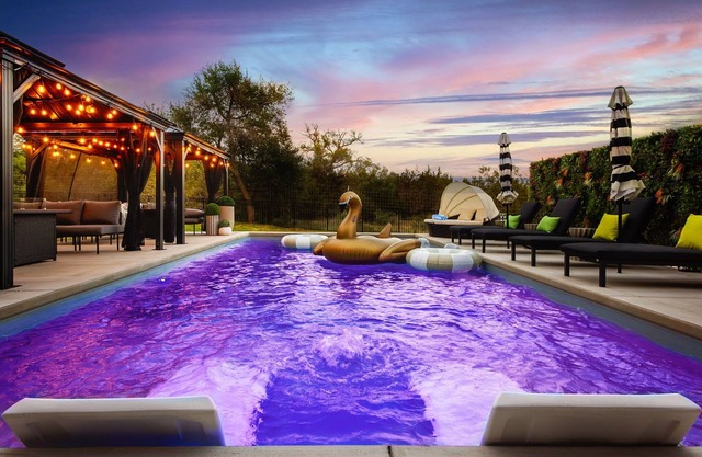 Modern Estate w/ Pool Hot Tub Movie Theater