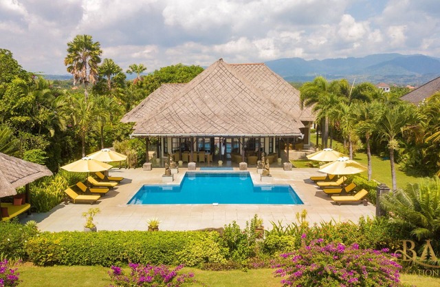 Oasis of Luxury and Lush Tropical Gardens!