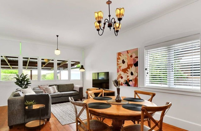 Oasis on Warrendine - Sleek & Stylish Abode