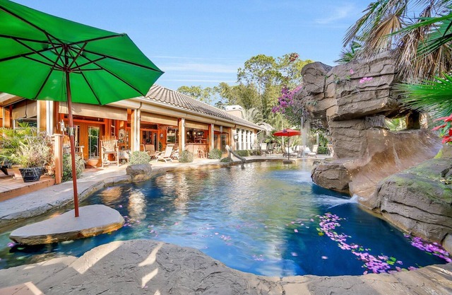 Oasis Resort-resort Spa / piscina con tobogán, cabañas Tiki grandes, y caminos del jardín. Ahh!