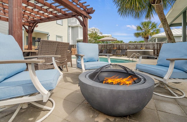Oasis Retreat: Pool, Hot Tub & Steps to the Shore