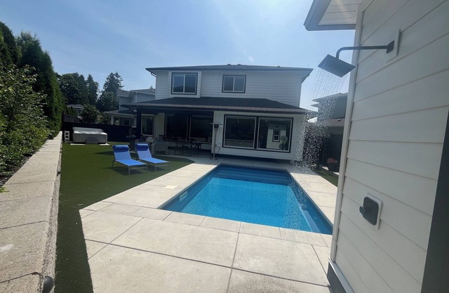 Oasis retreat with Pool and Hot Tub. Near White Rock Beach!
