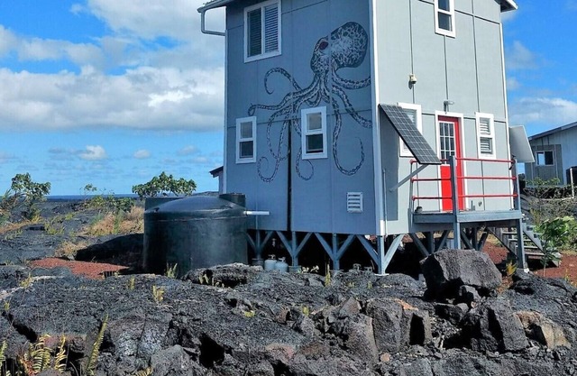 Vista del océano y la lava desde 400 pies cuadrados Off Grid House: increíbles amaneceres y puestas de sol