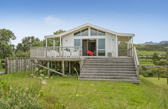 Ocean Beach Beauty - Tairua Holiday Home